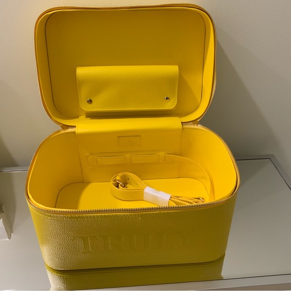 Truly yellow Beauty case brand new - Picture 6 of 15